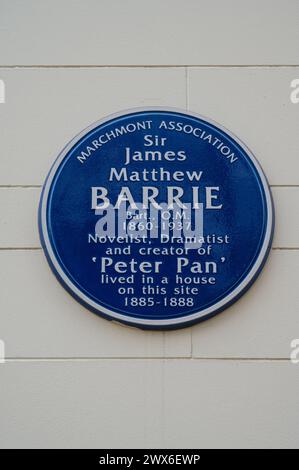 Targa blu sull'edificio all'angolo tra Grenville Street e Bernard Street, che segna il sito dell'ex casa di Sir James Barrie scrittore di Peter Pan London UK Foto Stock