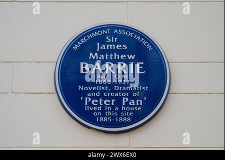 Targa blu sull'edificio all'angolo tra Grenville Street e Bernard Street, che segna il sito dell'ex casa di Sir James Barrie scrittore di Peter Pan London UK Foto Stock