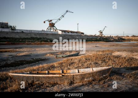 Un peschereccio solitario riposa nel porto abbandonato di Aralsk, Kazakistan. Foto Stock