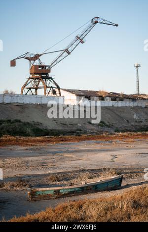 Un peschereccio solitario riposa nel porto abbandonato di Aralsk, Kazakistan. Foto Stock