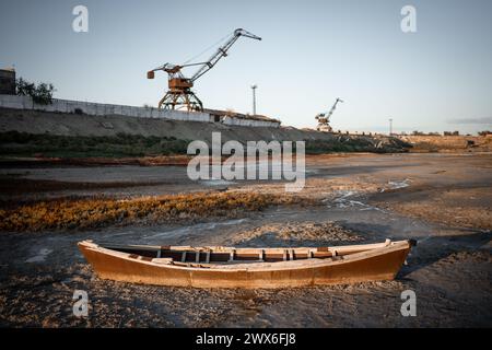 Un peschereccio solitario riposa nel porto abbandonato di Aralsk, Kazakistan. Foto Stock