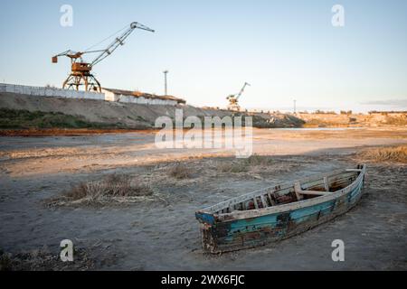 Un peschereccio solitario riposa nel porto abbandonato di Aralsk, Kazakistan. Foto Stock