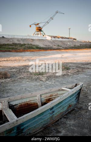 Un peschereccio solitario riposa nel porto abbandonato di Aralsk, Kazakistan. Foto Stock