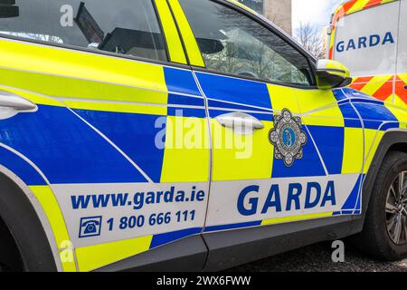 Auto e furgone Garda parcheggiati a Cork, Irlanda. Foto Stock