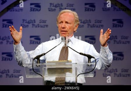 **FOTO DEL FILE** Joe Lieberman è morto** il senatore degli Stati Uniti Joe Lieberman (democratico del Connecticut), candidato alla nomina presidenziale democratica del 2004, parla alla Conferenza di azione politica dell'Unione Internazionale dei dipendenti del servizio 2003 a Washington, DC l'8 settembre 2003. Credito: Ron Sachs/CNP /MediaPunch /MediaPunch Foto Stock