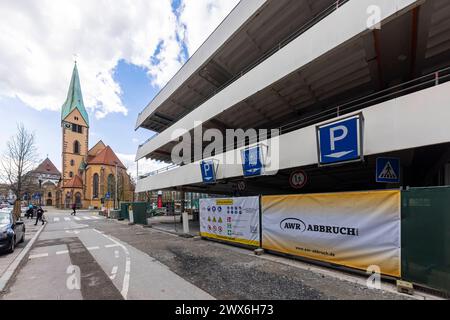 DAS Breuninger Parkhaus in der Stuttgarter Innenstadt Wird abgerissen. Hir soll ein neuer Mobility Hub entstehen, der verschiedene Verkehrsmittel verbindet. // Stoccarda, Baden-Württemberg, Deutschland, 26.03.2024 *** il parcheggio a più piani Breuninger nel centro di Stoccarda è in fase di demolizione qui verrà costruito Un nuovo hub di mobilità che collega diversi modi di trasporto Stoccarda, Baden Württemberg, Germania, 26 03 2024 Foto Stock