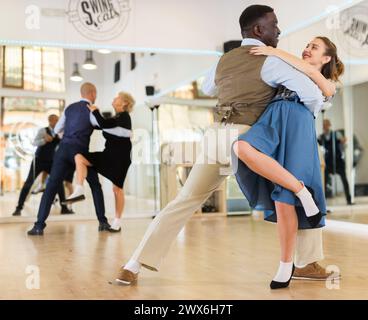 Donna con l'uomo americano che pratica la danza da ballo Foto Stock