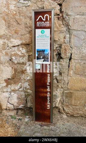 Indicazioni turistiche per il cancello in pietra a forma di castellata la Puerta del Paseo Real Aguilar de Campoo Palencia Castiglia e Leon Spagna Foto Stock