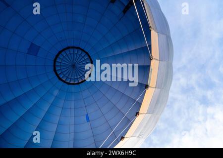 Interno di una mongolfiera vista dal basso Foto Stock