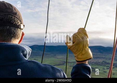 Pilota di mongolfiera che pilotava un pallone volante visto da vicino Foto Stock