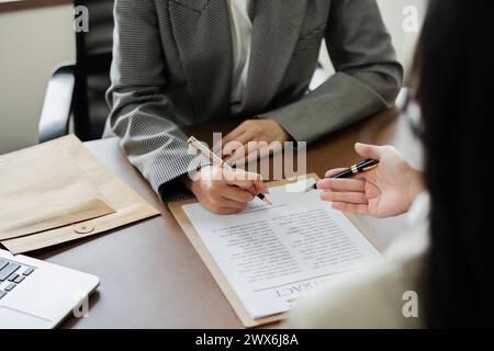 L'avvocato consiglia al cliente di firmare un documento Foto Stock