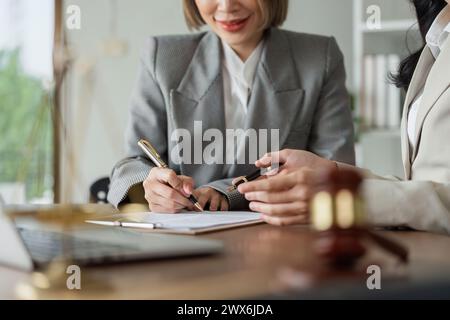 L'avvocato consiglia al cliente di firmare un documento Foto Stock
