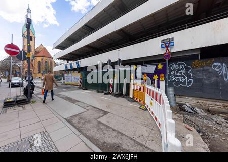 DAS Breuninger Parkhaus in der Stuttgarter Innenstadt Wird abgerissen. Hir soll ein neuer Mobility Hub entstehen, der verschiedene Verkehrsmittel verbindet. // Stoccarda, Baden-Württemberg, Deutschland, 26.03.2024 *** il parcheggio a più piani Breuninger nel centro di Stoccarda è in fase di demolizione qui verrà costruito Un nuovo hub di mobilità che collega diversi modi di trasporto Stoccarda, Baden Württemberg, Germania, 26 03 2024 Foto Stock