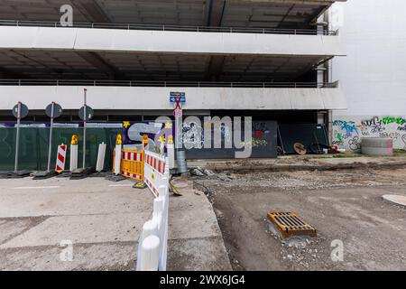 DAS Breuninger Parkhaus in der Stuttgarter Innenstadt Wird abgerissen. Hir soll ein neuer Mobility Hub entstehen, der verschiedene Verkehrsmittel verbindet. // Stoccarda, Baden-Württemberg, Deutschland, 26.03.2024 *** il parcheggio a più piani Breuninger nel centro di Stoccarda è in fase di demolizione qui verrà costruito Un nuovo hub di mobilità che collega diversi modi di trasporto Stoccarda, Baden Württemberg, Germania, 26 03 2024 Foto Stock