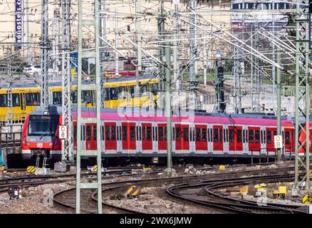 Hauptbahnhof Stuttgart mit S-Bahn und Stadtbahn der SSB. // Stoccarda, Baden-Württemberg, Deutschland, 26.03.2024 *** stazione centrale di Stoccarda con S-Bahn e metropolitana leggera della SSB Stuttgart, Baden Württemberg, Germania, 26 03 2024 Foto Stock