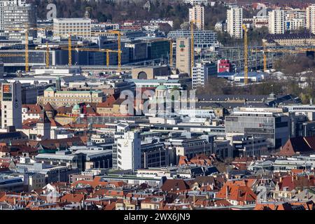 Ausblick auf die Landeshauptstadt Stoccarda. Türme von Rathaus, Stiftskirche, Tagblattturm und Bahnhofsturm. // Stoccarda, Baden-Württemberg, Deutschland, 26.03.2024 *** Vista della capitale dello stato Stoccarda Torri del municipio, chiesa collegiale, torre Tagblatt e torre della stazione ferroviaria Stoccarda, Baden Württemberg, Germania, 26 03 2024 Foto Stock