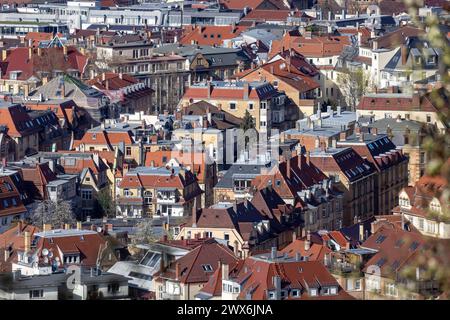 Ausblick auf die Landeshauptstadt Stoccarda. Dächer Stadtbezirk Süd./ Stoccarda, Baden-Württemberg, Deutschland, 26.03.2024 *** Vista della capitale dello stato Stoccarda tetti distretto sud Stoccarda, Baden Württemberg, Germania, 26 03 2024 Foto Stock