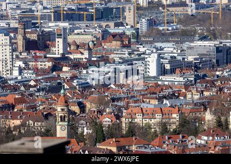 Ausblick auf die Landeshauptstadt Stoccarda. Türme von Rathaus, Stiftskirche, Tagblattturm und Bahnhofsturm. // Stoccarda, Baden-Württemberg, Deutschland, 26.03.2024 *** Vista della capitale dello stato Stoccarda Torri del municipio, chiesa collegiale, torre Tagblatt e torre della stazione ferroviaria Stoccarda, Baden Württemberg, Germania, 26 03 2024 Foto Stock