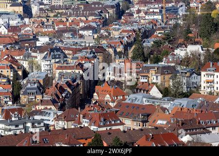 Ausblick auf die Landeshauptstadt Stoccarda. Dächer Stadtbezirk Süd./ Stoccarda, Baden-Württemberg, Deutschland, 26.03.2024 *** Vista della capitale dello stato Stoccarda tetti distretto sud Stoccarda, Baden Württemberg, Germania, 26 03 2024 Foto Stock