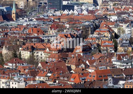 Ausblick auf die Landeshauptstadt Stoccarda. Dächer Stadtbezirk Süd./ Stoccarda, Baden-Württemberg, Deutschland, 26.03.2024 *** Vista della capitale dello stato Stoccarda tetti distretto sud Stoccarda, Baden Württemberg, Germania, 26 03 2024 Foto Stock