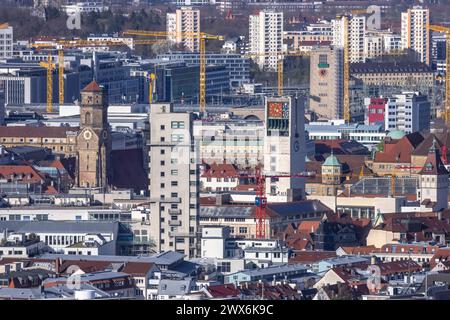 Ausblick auf die Landeshauptstadt Stoccarda. Türme von Rathaus, Stiftskirche, Tagblattturm und Bahnhofsturm. // Stoccarda, Baden-Württemberg, Deutschland, 26.03.2024 *** Vista della capitale dello stato Stoccarda Torri del municipio, chiesa collegiale, torre Tagblatt e torre della stazione ferroviaria Stoccarda, Baden Württemberg, Germania, 26 03 2024 Foto Stock