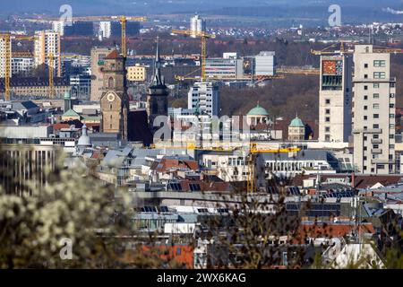 Ausblick auf die Landeshauptstadt Stoccarda. Türme von Rathaus, Stiftskirche, Tagblattturm und Bahnhofsturm. // Stoccarda, Baden-Württemberg, Deutschland, 26.03.2024 *** Vista della capitale dello stato Stoccarda Torri del municipio, chiesa collegiale, torre Tagblatt e torre della stazione ferroviaria Stoccarda, Baden Württemberg, Germania, 26 03 2024 Foto Stock