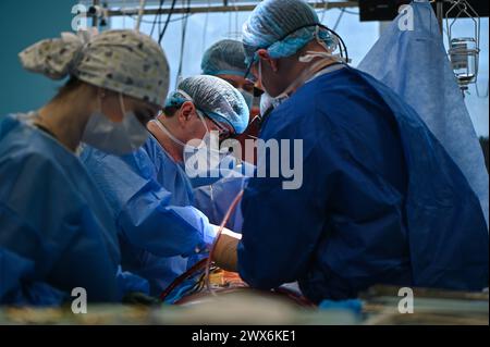 LEOPOLI, UCRAINA - 27 MARZO 2024 - il principale chirurgo cardiaco e vice direttore dell'Istituto Nazionale di Chirurgia cardiovascolare Amosov Kostiantyn Rudenko (C) esegue una chirurgia a cuore aperto insieme agli specialisti dell'Istituto Nazionale di Chirurgia cardiovascolare Amosov utilizzando il metodo Ferrazzi presso St. Ospedale clinico Panteleimon, Leopoli, Ucraina occidentale. Foto Stock