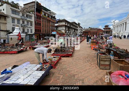 Bancarelle del mercato che vendono souvenir e artigianato nella piazza Basantapur, Kathmandu Durbar Kshetra, sito patrimonio dell'umanità dell'UNESCO, Nepal Foto Stock