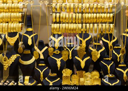 Tesori di Istanbul: Un'incredibile esposizione di gioielli d'oro fatti a mano Foto Stock