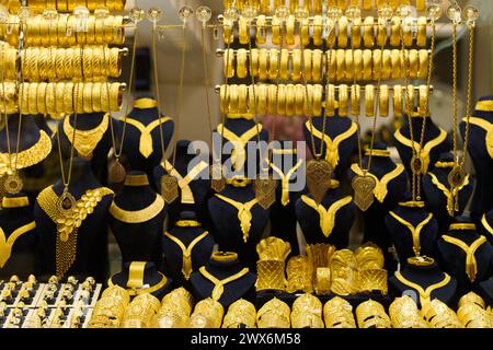 Tesori di Istanbul: Un'incredibile esposizione di gioielli d'oro fatti a mano Foto Stock