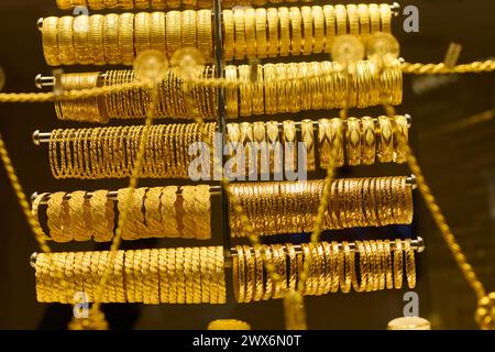 Tesori di Istanbul: Un'incredibile esposizione di gioielli d'oro fatti a mano Foto Stock