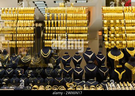 Tesori di Istanbul: Un'incredibile esposizione di gioielli d'oro fatti a mano Foto Stock