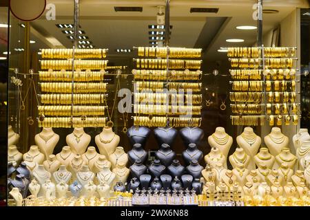 Tesori di Istanbul: Un'incredibile esposizione di gioielli d'oro fatti a mano Foto Stock