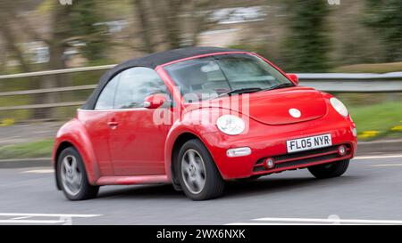 Milton Keynes, Regno Unito-26 marzo 2024: 2005 motore diesel rosso Volkswagen Beetle che guida su una strada britannica Foto Stock