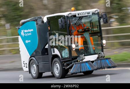 Milton Keynes, Regno Unito-26 marzo 2024: Spazzatrice stradale 2023 Boschung S2 su una strada britannica Foto Stock