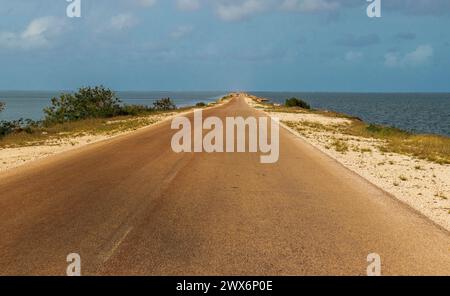 Concept shot di una strada vuota che si dirige verso l'oceano Foto Stock