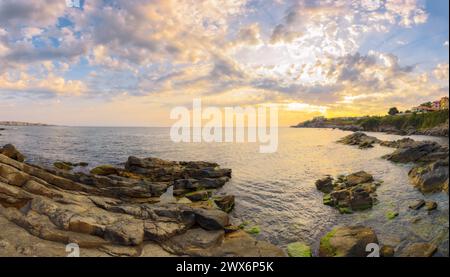 paesaggio mattutino con costa rocciosa del mar nero della bulgaria vicino a sozopol. soffici nuvole sul cielo. concetto di relax e svago Foto Stock