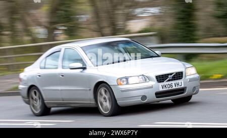 Milton Keynes, Regno Unito-26 marzo 2024: Auto diesel Volvo S60 argento 2006 che guida su una strada britannica Foto Stock