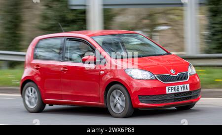 Milton Keynes, UK-26 marzo 2024: 2018 auto rossa Skoda Citigo che guida su una strada britannica Foto Stock