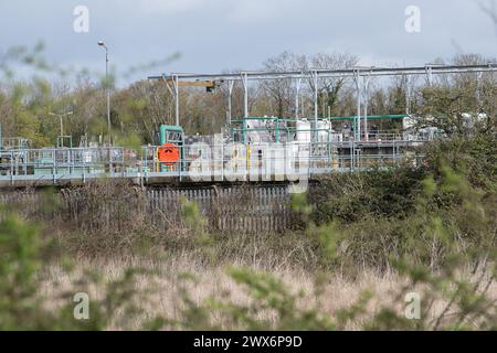 Slough, Berkshire, Regno Unito. 28 marzo 2024. Il trattamento delle acque reflue di Slough lavora a Slough, Berkshire. La possibilità che Thames Water venga nazionalizzata è aumentata notevolmente oggi, poiché gli azionisti della più grande compagnia idrica del Regno Unito si sono rifiutati di dare 500 milioni di sterline in finanziamenti di emergenza. Il CEO di Thames Water, Chris Weston, secondo quanto riferito, ha affermato che, se non si riesce a trovare un finanziamento entro la fine del 2024, vi era la prospettiva che la società entrasse in amministrazione speciale. Crediti: Maureen McLean/Alamy Live News Foto Stock