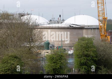 Slough, Berkshire, Regno Unito. 28 marzo 2024. Il trattamento delle acque reflue di Slough lavora a Slough, Berkshire. La possibilità che Thames Water venga nazionalizzata è aumentata notevolmente oggi, poiché gli azionisti della più grande compagnia idrica del Regno Unito si sono rifiutati di dare 500 milioni di sterline in finanziamenti di emergenza. Il CEO di Thames Water, Chris Weston, secondo quanto riferito, ha affermato che, se non si riesce a trovare un finanziamento entro la fine del 2024, vi era la prospettiva che la società entrasse in amministrazione speciale. Crediti: Maureen McLean/Alamy Live News Foto Stock