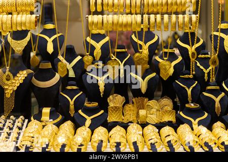 Tesori di Istanbul: Un'incredibile esposizione di gioielli d'oro fatti a mano Foto Stock