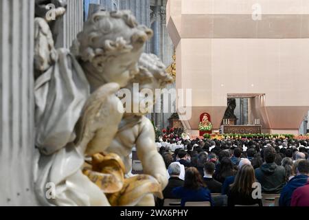 Vaticano, Vaticano. 28 marzo 2024. Italia, Roma, Vaticano, 2024/3/28.Papa Francesco celebra la Santa messa del Crisma a San Basilica di Pietro, in Vaticano Fotografia di Avatican Media/Catholic Press Photo. LIMITATA ALL'USO EDITORIALE - NON È PREVISTO ALCUN MARKETING, NON È PREVISTA ALCUNA CAMPAGNA PUBBLICITARIA. Credito: Agenzia fotografica indipendente/Alamy Live News Foto Stock