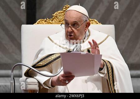 Vaticano, Vaticano. 28 marzo 2024. Italia, Roma, Vaticano, 2024/3/28.Papa Francesco celebra la Santa messa del Crisma a San Basilica di Pietro, in Vaticano Fotografia di Avatican Media/Catholic Press Photo. LIMITATA ALL'USO EDITORIALE - NON È PREVISTO ALCUN MARKETING, NON È PREVISTA ALCUNA CAMPAGNA PUBBLICITARIA. Credito: Agenzia fotografica indipendente/Alamy Live News Foto Stock