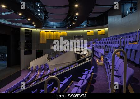 Vista del Brindley Theatre, Runcorn, Regno Unito dall'angolo posteriore verso il palco, compresi i posti a sedere e i gradini Foto Stock