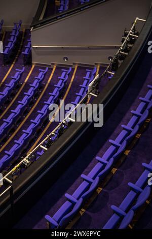 Vista del Brindley Theatre, Runcorn, Regno Unito, dal palcoscenico che guarda in basso i posti a sedere e i gradini Foto Stock