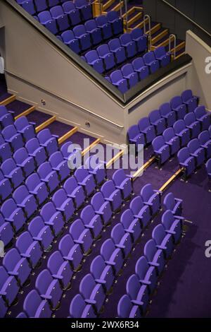 Vista del Brindley Theatre, Runcorn, Regno Unito, dal palcoscenico che guarda in basso i posti a sedere e i gradini Foto Stock