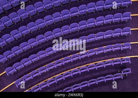 Vista del Brindley Theatre, Runcorn, Regno Unito, dal palcoscenico che guarda in basso i posti a sedere e i gradini Foto Stock