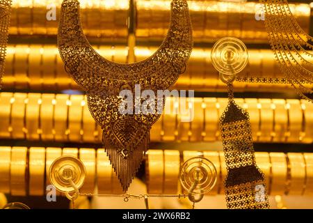 Tesori di Istanbul: Un'incredibile esposizione di gioielli d'oro fatti a mano Foto Stock