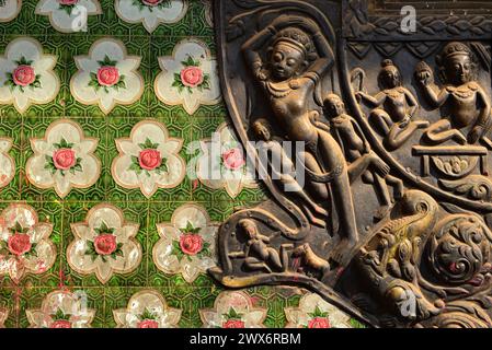 Facciata di un edificio decorato con piastrelle ornate di nacre e porcellana con motivi di loto e rilievo buddista in bronzo, Bhaktapur Durbar Square, Nepal Foto Stock